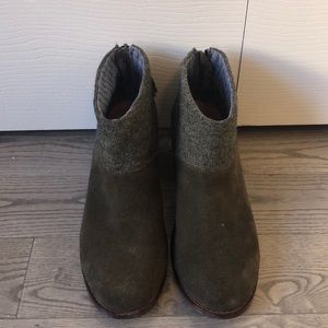 TOMs green ankle bootie with stacked heel